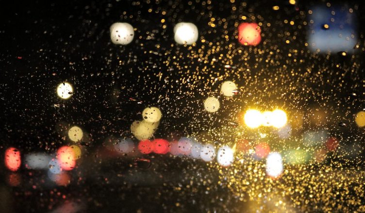 Selective Focus Photography of Water Drops on Glass